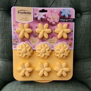 Trudeau Yellow Flower Cake Pan